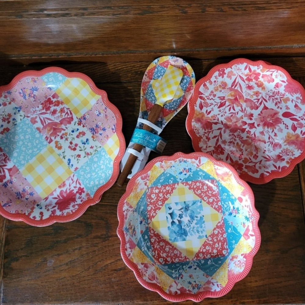 Pioneer Woman dinner set